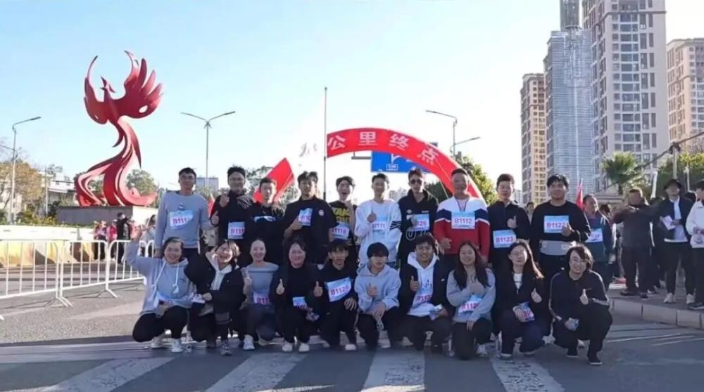 喜迎新年 活力开跑——云南经贸外事学校师生参加嵩明县2026年“庆元旦”环城跑活动