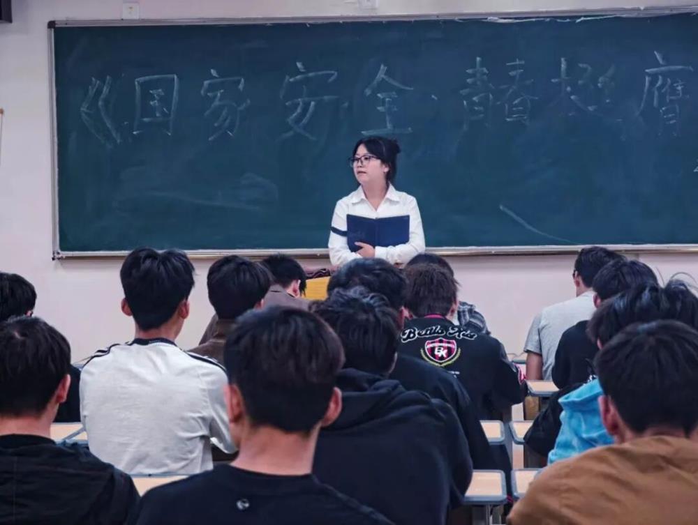 国家安全·青春挺膺｜云南经贸外事学校开展国家安全主题班会活动